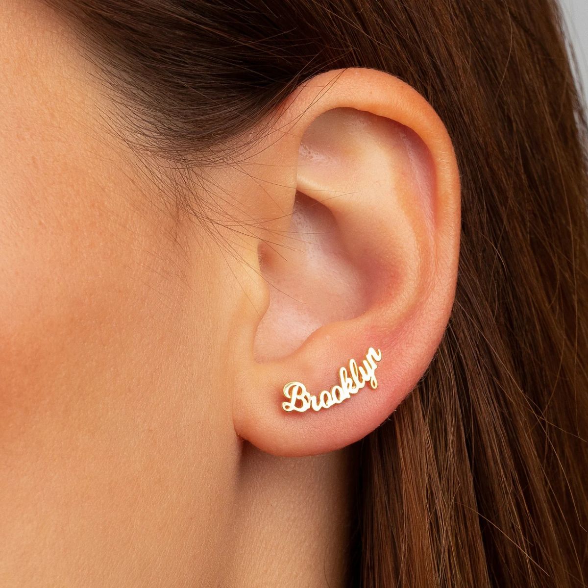 Moskai Personalized Name Stud Earrings in Curved Font