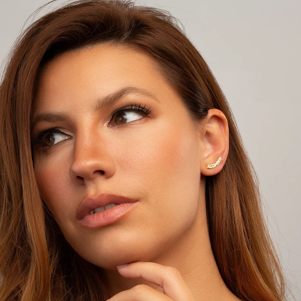 Moskai Personalized Name Stud Earrings in Curved Font
