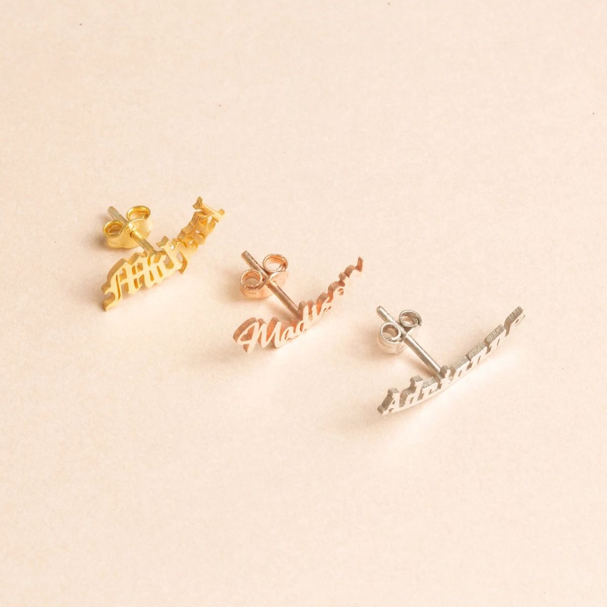 Moskai Personalized Name Stud Earrings in Curved Font