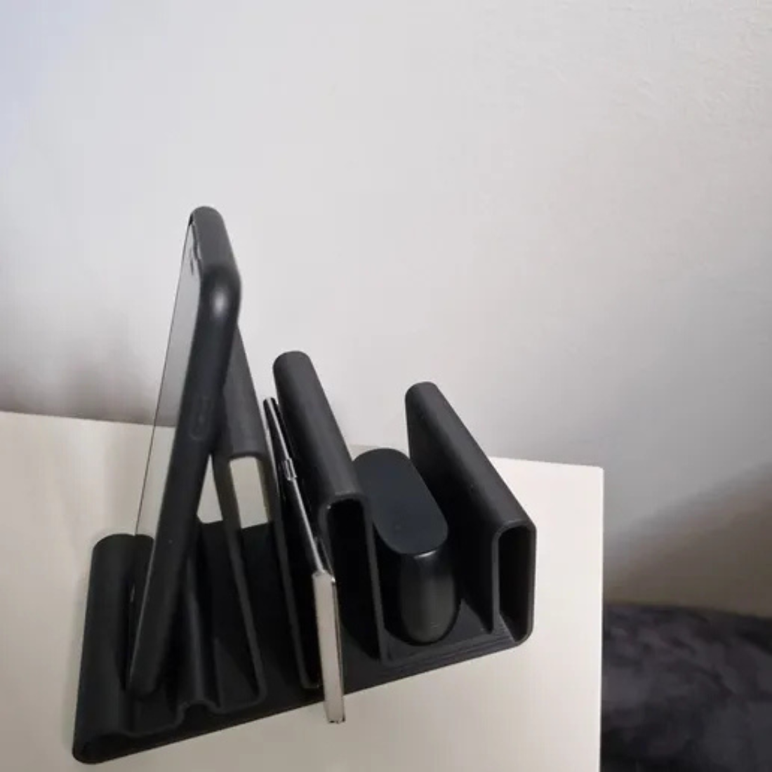 Moskai 3D Black Desk Organizer – Modern Sleek Mobile Holder with Pen & Card Stand