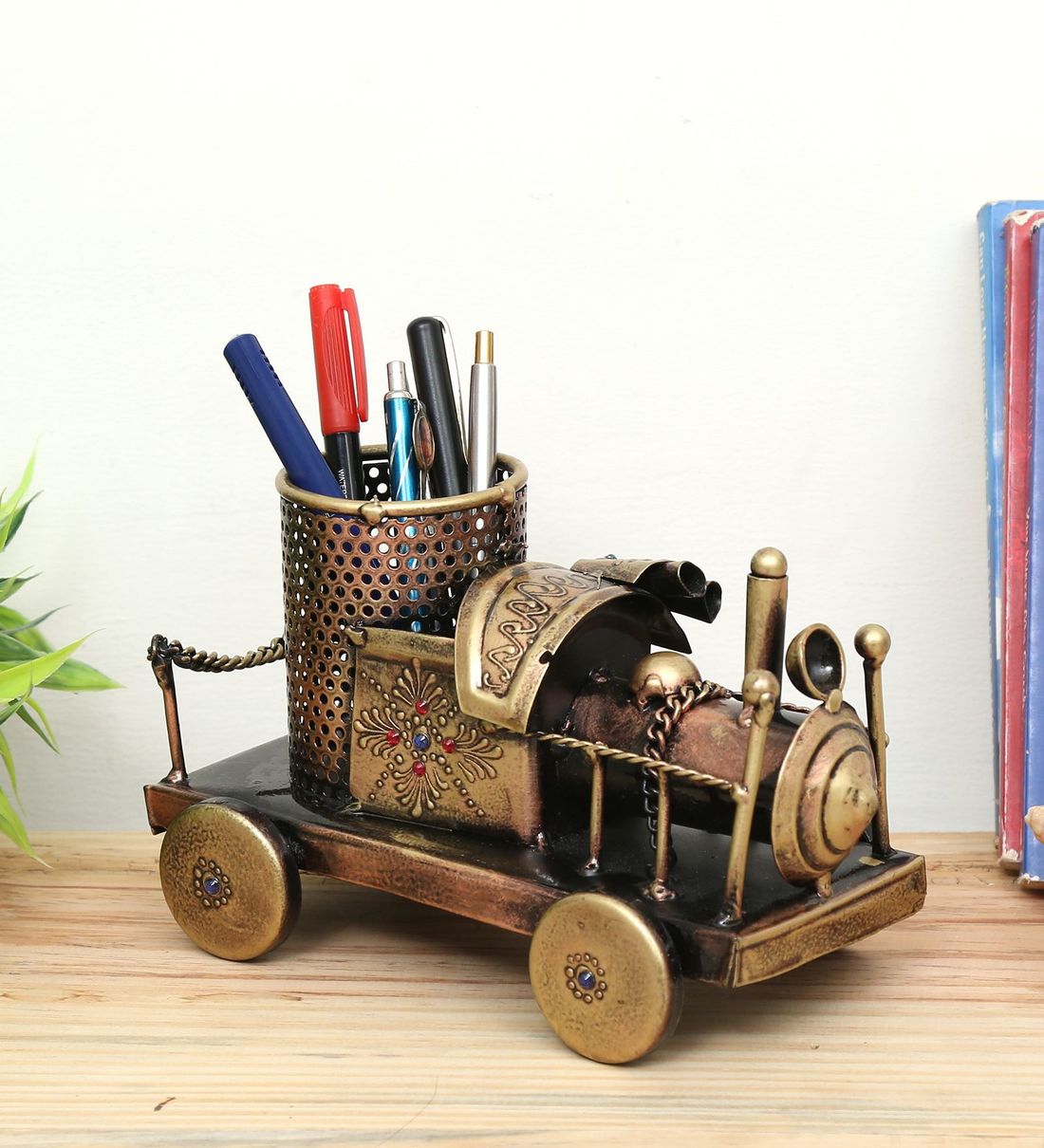 Moskai Vintage Engine Car Pen Stand