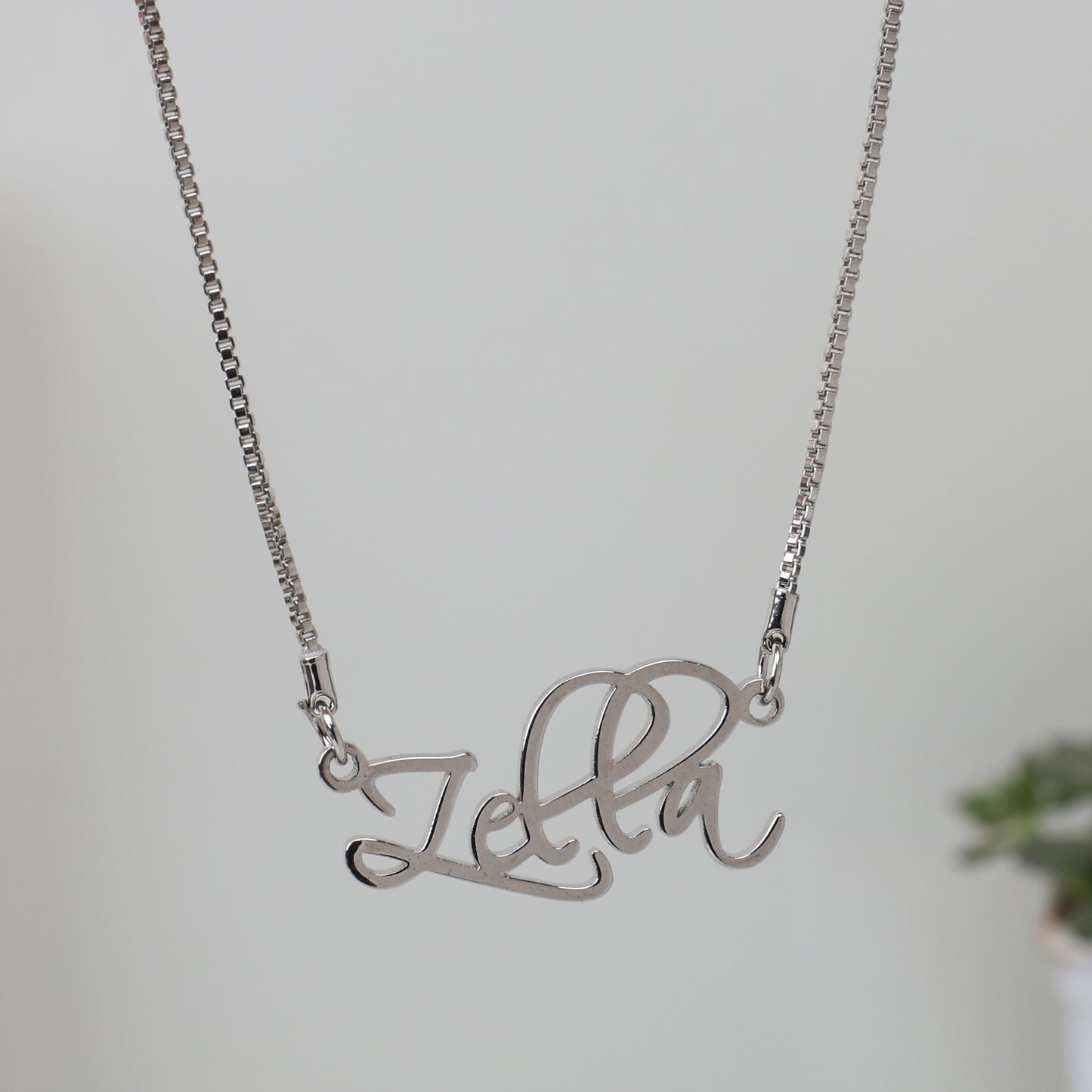 Moskai Personalized Name Pendant With Elegant Curved Font