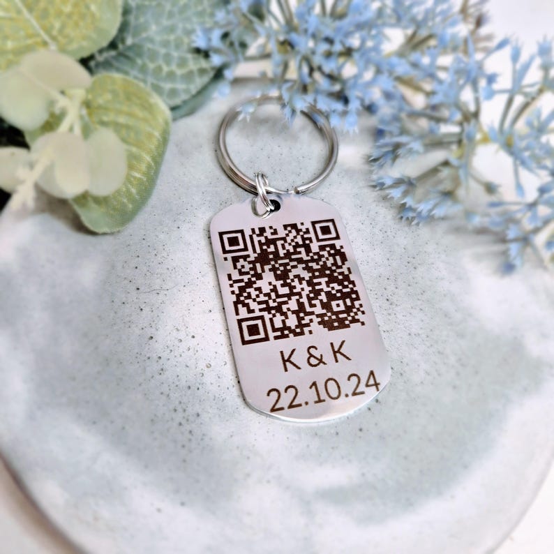 Moskai Personalized QR Code Keychain – Custom Message Key Ring with Name or Date