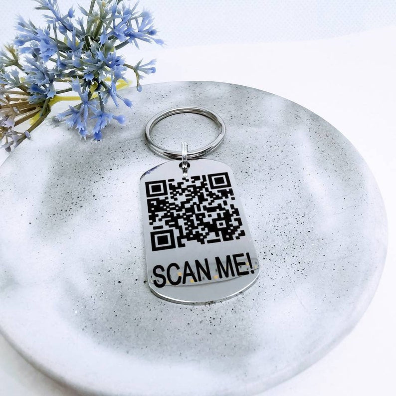 Moskai Personalized QR Code Keychain – Custom Message Key Ring with Name or Date