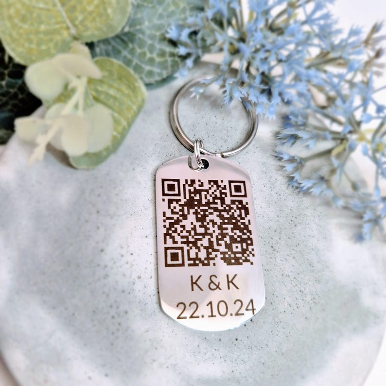 Moskai Personalized QR Code Keychain – Custom Message Key Ring with Name or Date