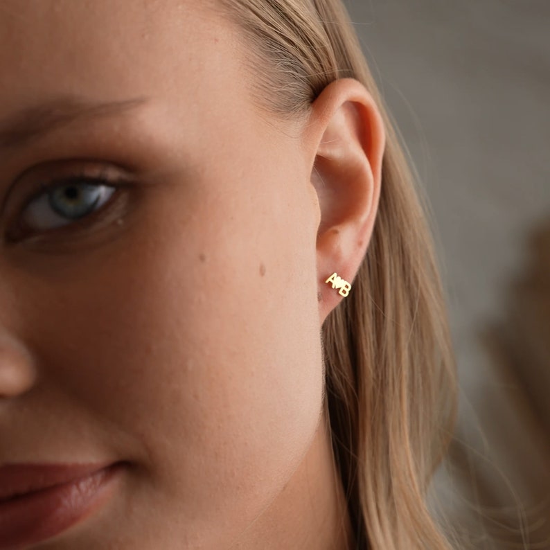 Moskai Custom Heart Initial Stud Earrings – Personalized Minimalist Jewelry Gift for Women