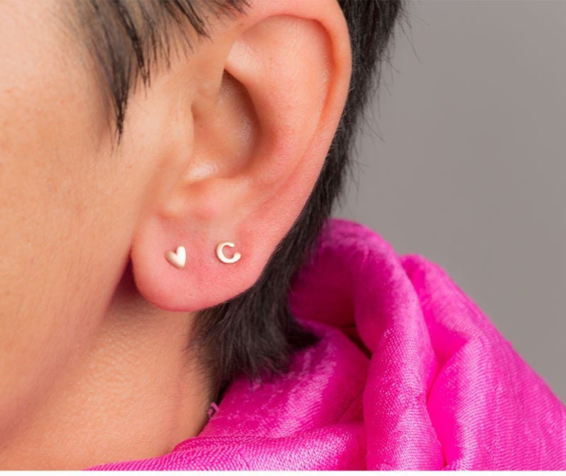 Custom Heart Initial Stud Earrings – Personalized Minimalist Jewelry by Moskai