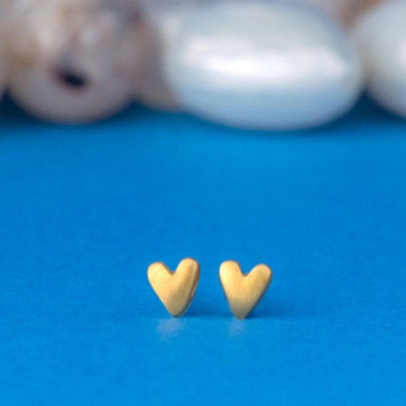 Custom Heart Initial Stud Earrings – Personalized Minimalist Jewelry by Moskai