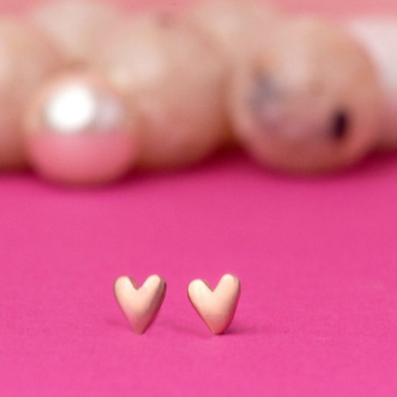 Custom Heart Initial Stud Earrings – Personalized Minimalist Jewelry by Moskai