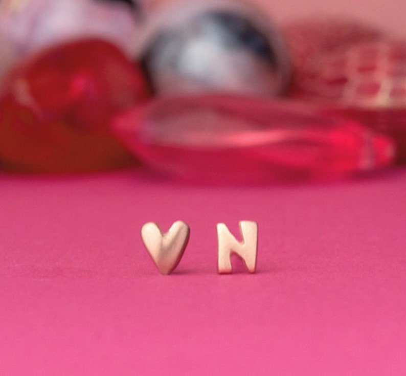 Custom Heart Initial Stud Earrings – Personalized Minimalist Jewelry by Moskai