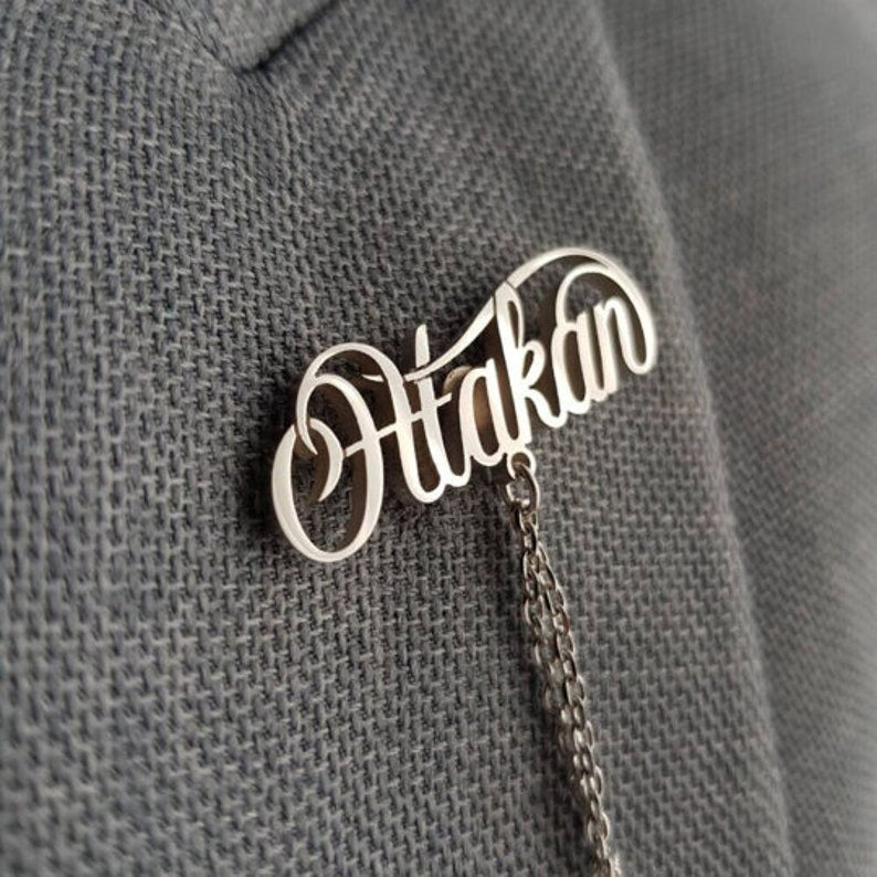 Personalized Couple Name Brooch – Custom Lapel Pin with Chain