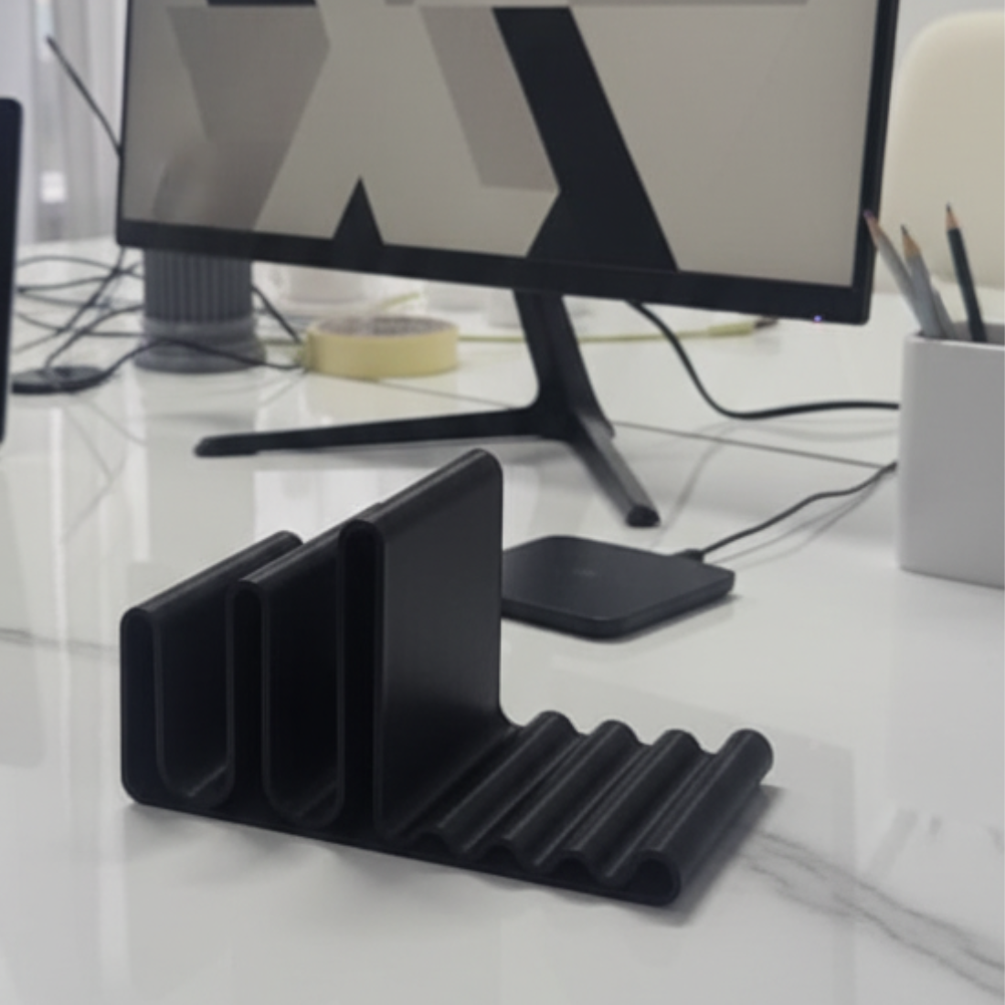 Moskai 3D Black Desk Organizer – Modern Sleek Mobile Holder with Pen & Card Stand