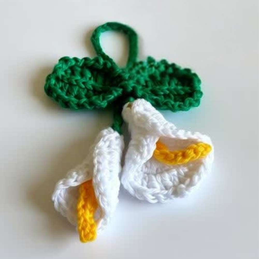 MOSKAI White Flower Crochet Keychain