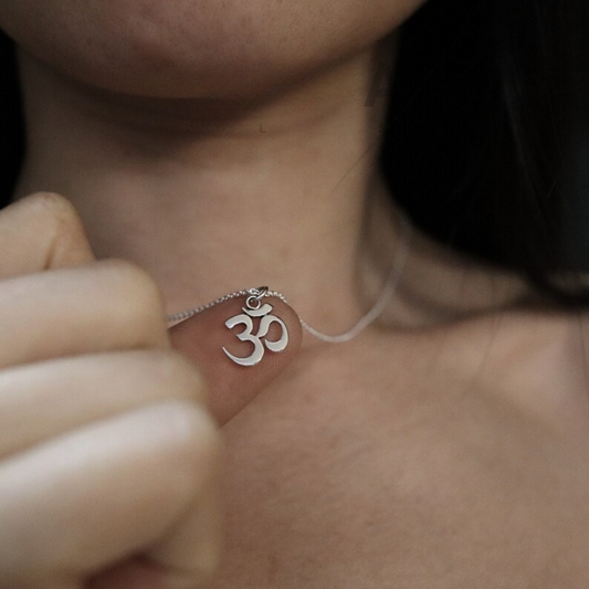 Minimal Om Pendant Necklace in Gold and Silver Finish – Spiritual Symbol Jewelry for Men and Women