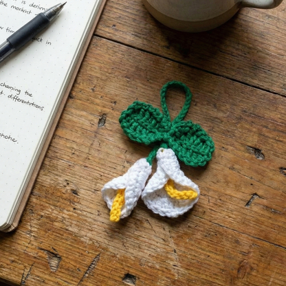 MOSKAI White Flower Crochet Keychain