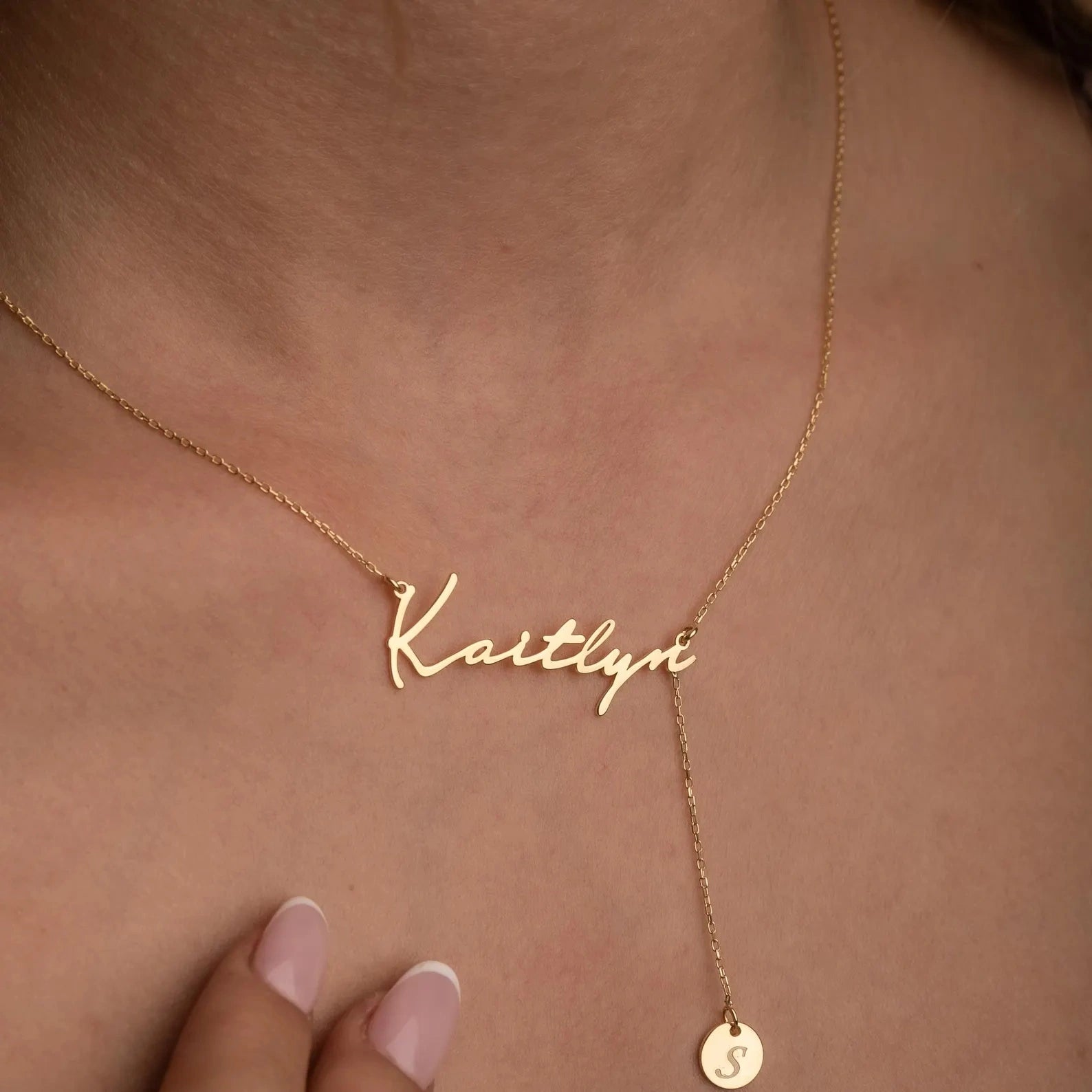 Personalised Signature Name & Initial Disc Y-Lariat Necklace – Personalized Lariat Nameplate with Alphabet Coin Drop