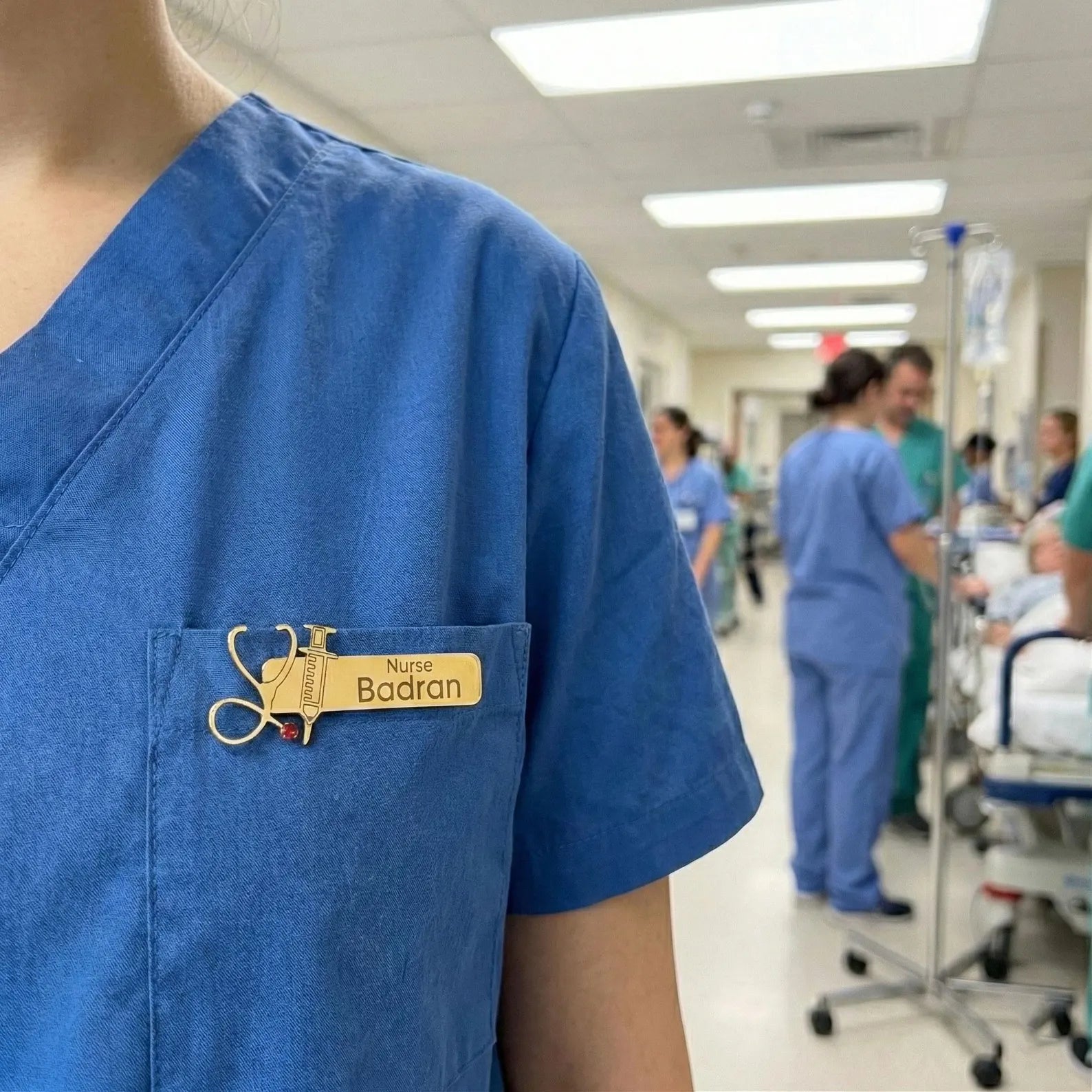 Personalized Doctor Name Brooch Pin for Women – Custom Gold Nurse Badge with Stethoscope & Syringe Design | Nurse Appreciation Gift
